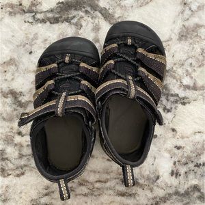 Toddler size 7 keens, used in great condition!